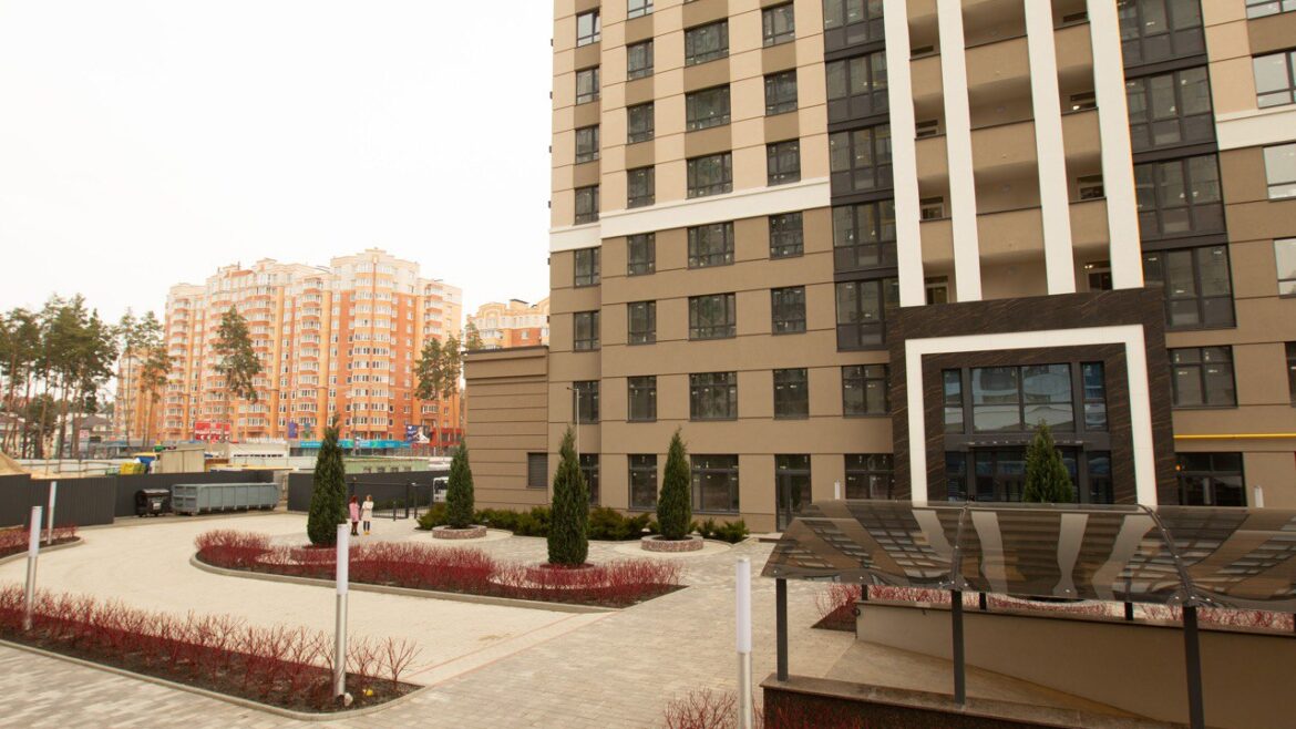 Благоустрій навколо першого будинку